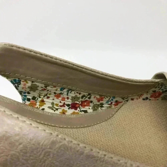 Easy Street Tan Heel Strap 11ww Floral Sandal - Picture 6 of 9